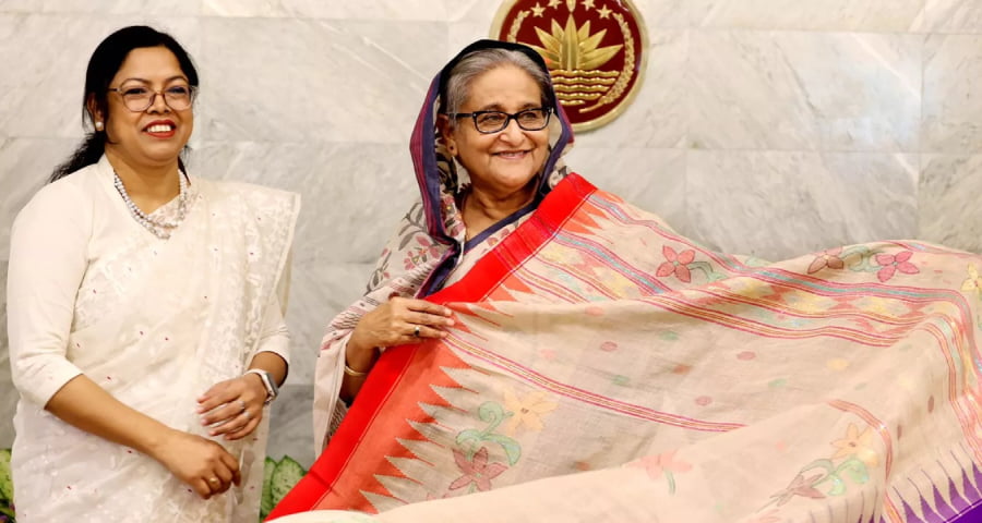 কলাগাছের তন্তু থেকে তৈরি কলাবতী শাড়ি গ্রহণ করলেন প্রধানমন্ত্রী