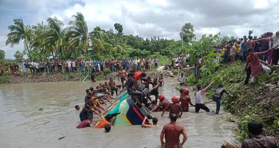 ঝালকাঠিতে যাত্রীবাহী বাস পুকুরে পড়ে নিহত ১৪