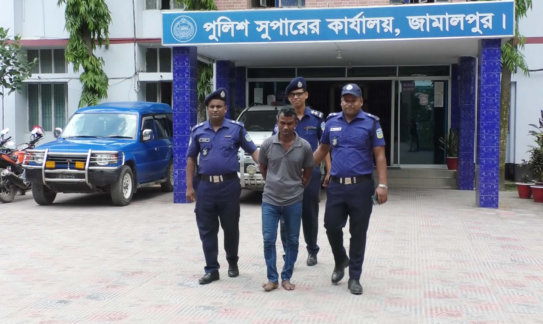 জামালপুরে অস্ত্র ও গুলিসহ একাধিক ডাকাতি মামলার আসামীকে গ্রেফতার