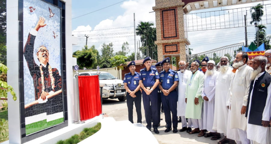 শেরপুর পুলিশ লাইন্সে বঙ্গবন্ধু’র ম্যুরাল ‘অবিনশ্বর  পিতা’র উদ্বোধন