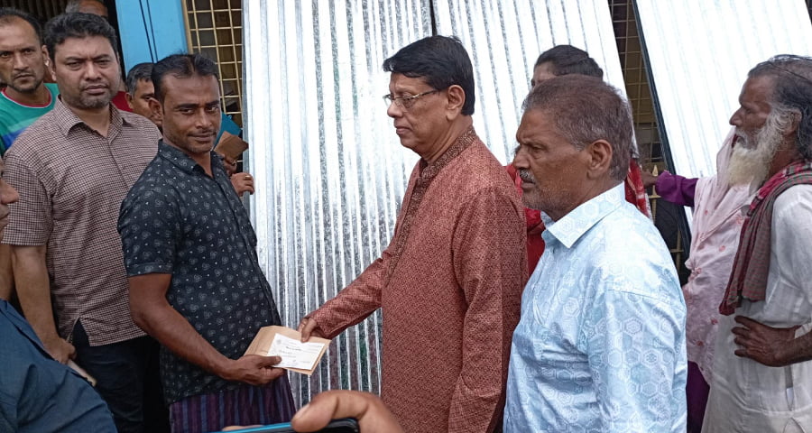 ঈশ্বরগঞ্জে ক্ষতিগ্রস্ত ৪৬ পরিবারের মাঝে ঢেউটিন ও চেক বিতরণ