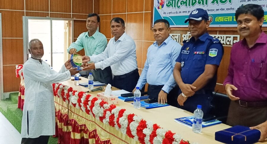 ময়মনসিংহে সফল মৎস্যচাষির পুরস্কার পেলেন ফুলবাড়িয়ার আউয়াল