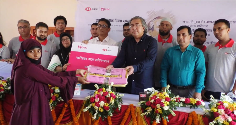 ব্র্যাকের নারীদের মাঝে দোকান সাজসজ্জার সরঞ্জাম বিতরণ ও আলোচনা সভা অনুষ্ঠিত