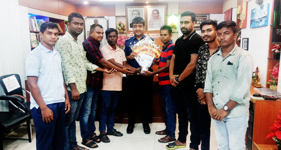 জামালপুরের নবাগত পুলিশ সুপারকে ফুলেল শুভেচ্ছা জানিয়েছে জামালপুর টেলিভিশন ক্যামেরা জার্নালিস্ট এসোসিয়েশন