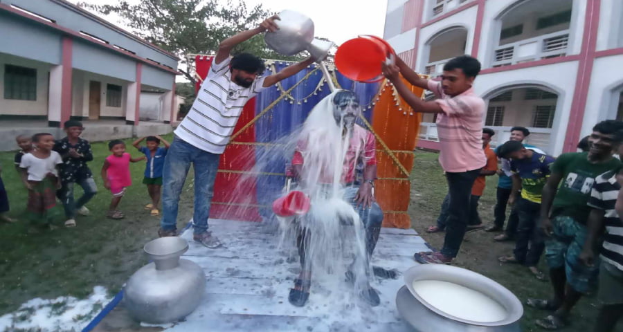 মাথার চুল কেটে তিন মণ দুধ দিয়ে গোসল করলেন যুবদল নেতা