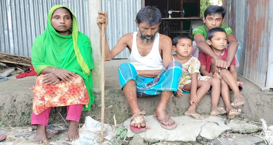 অভাব ঘোচাতে গিয়ে রজব এখন সংসারের বোঝা