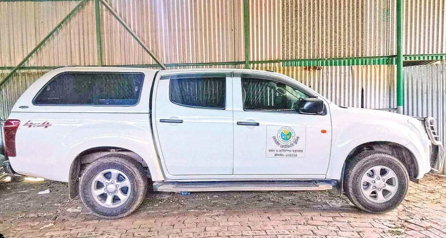 গরুর চিকিৎসার কাজে কেনা গাড়ি ব্যবহার করেন কর্মকর্তারা