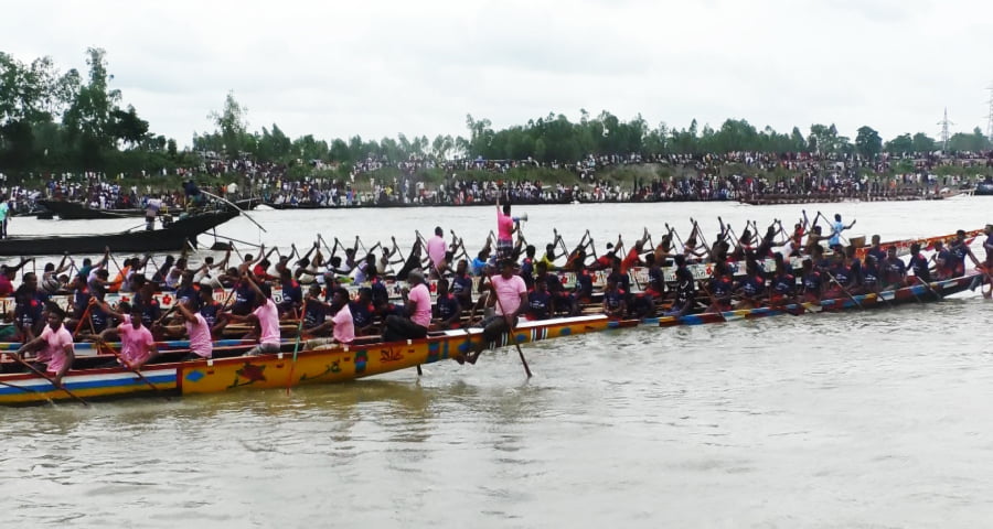 জামালপুরে বাংলার ঐতিহ্যবাহী নৌকা বাইচ অনুষ্ঠিত