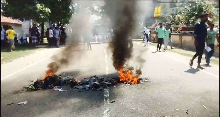জামালপুরে ফুটবল খেলাকে কেন্দ্র করে হামলার প্রতিবাদে সড়ক অবরোধ