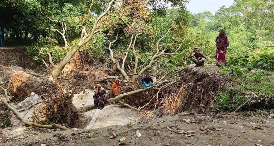 ঈশ্বরগঞ্জে অবৈধভাবে বালু উত্তোলনে ফসলি জমি, ভাঙনের মুখে বসতবাড়ি