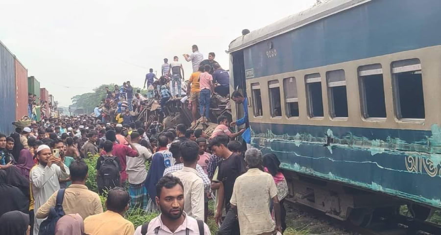 ভৈরবে যাত্রীবাহী ট্রেনে মালবাহী ট্রেনের ধাক্কা, নিহত অন্তত ১২