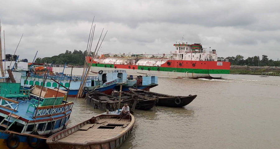 ঘূর্ণিঝড় ‘হামুন’ : সারাদেশে নৌযান চলাচল বন্ধ