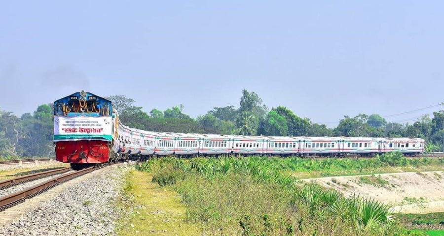হেলমেট পরে ট্রেন চালানোর নির্দেশ রেলওয়ের