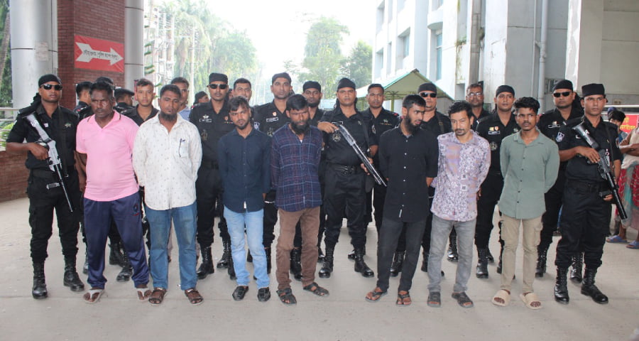 দালাল ধরতে মমেক হাসপাতালে র‌্যাবের অভিযান, আটক ৭