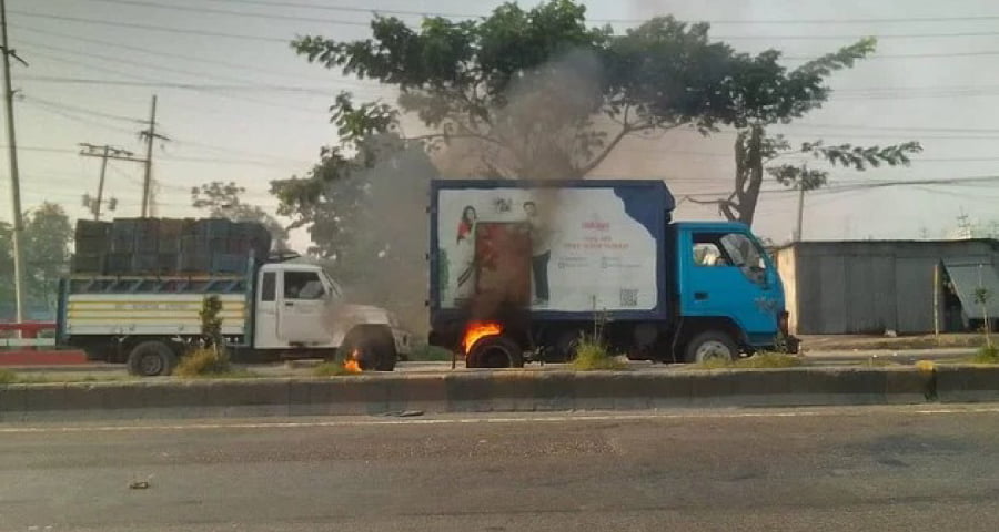 নারায়ণগঞ্জে সড়কে টায়ার জ্বালিয়ে বিএনপির বিক্ষোভ, দুই গাড়িতে আগুন
