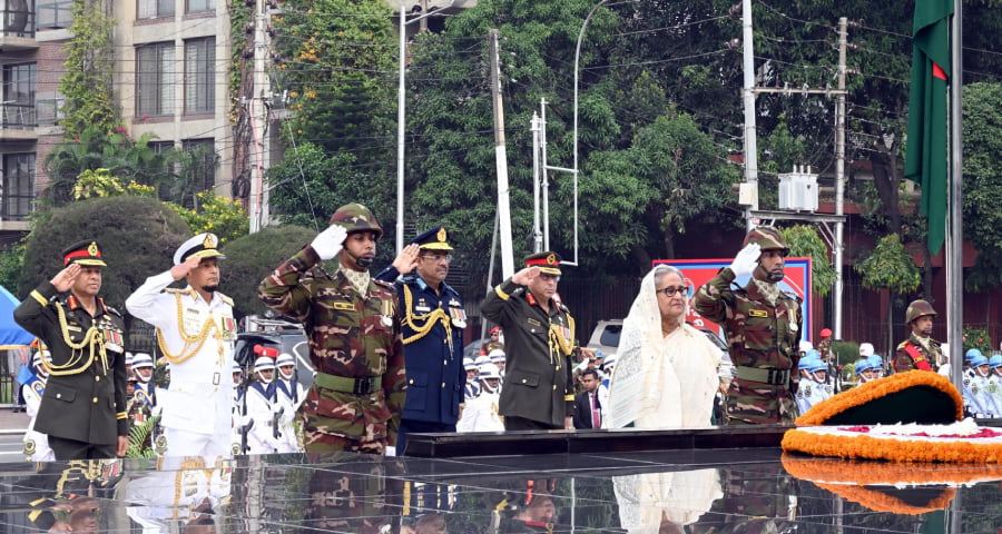 সশস্ত্র বাহিনী দিবসে বীর শহীদদের প্রতি শ্রদ্ধা জানালেন প্রধানমন্ত্রী