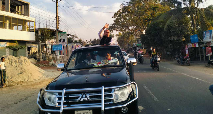 ঈশ্বরগঞ্জে নৌকার মাঝি আব্দুছ ছাত্তারকে শোভাযাত্রা ও ফুল দিয়ে বরণ