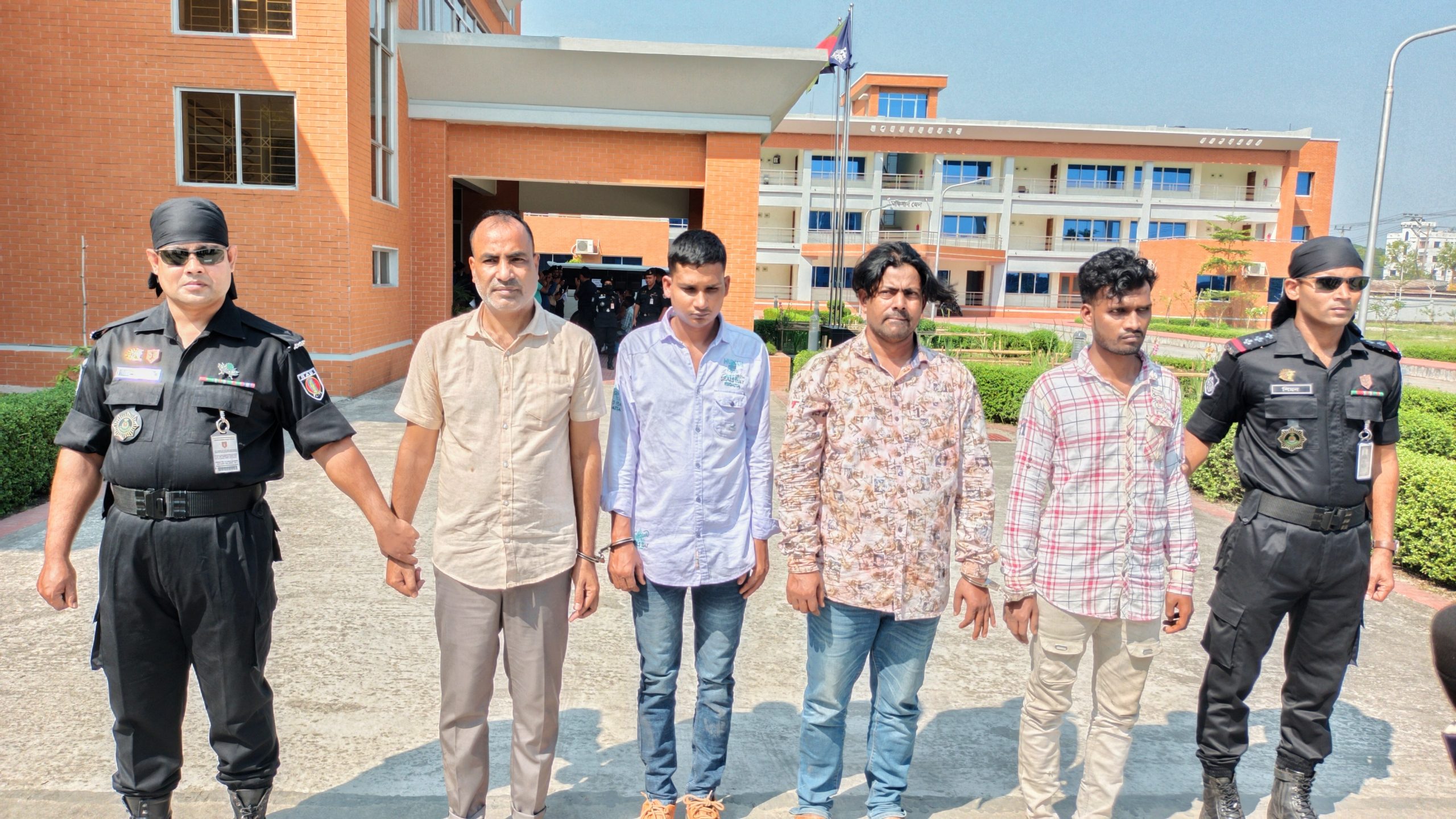 র‌্যাব পরিচয়ে রাস্তা থেকে তুলে নিয়ে অমানবিক নির্যাতন, গ্রেপ্তার ৪