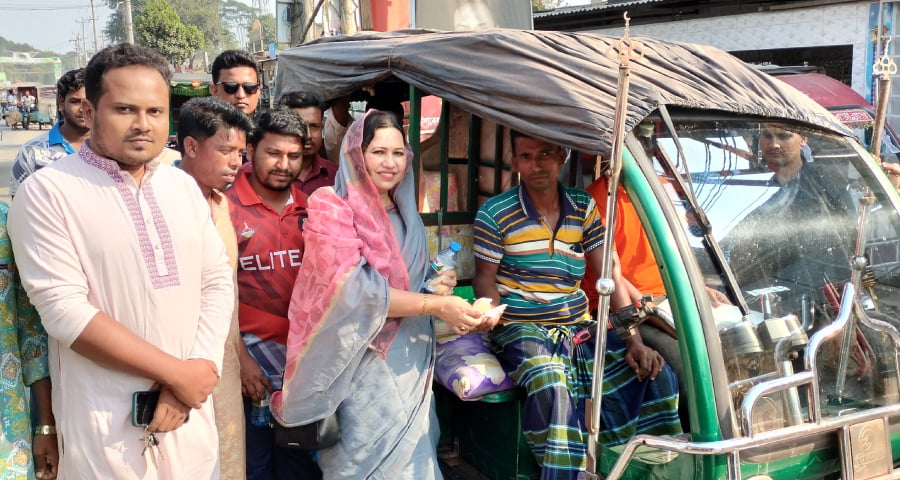 অবরোধে গৌরীপুরে গাড়ি চালকদের মিষ্টিমুখ