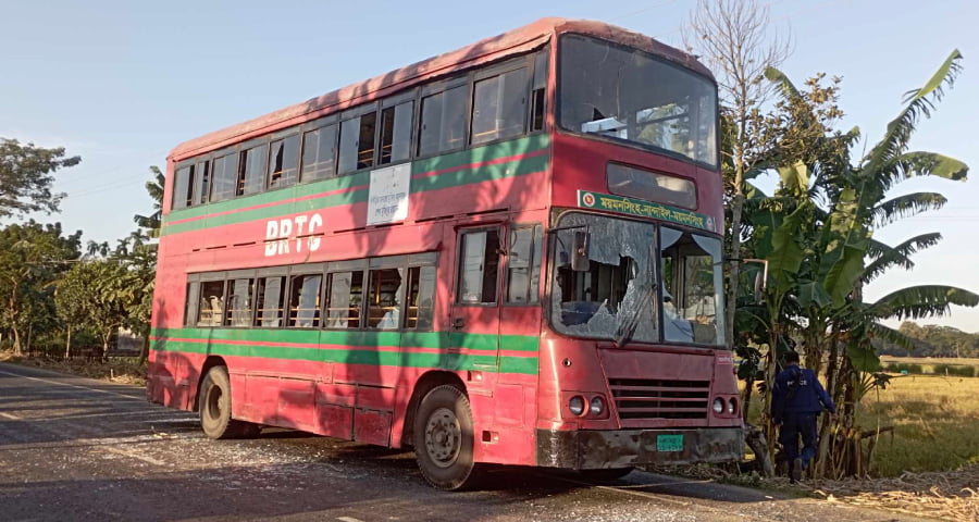 ঈশ্বরগঞ্জে চলন্ত বিআরটিসি বাস থামিয়ে ভাঙচুর করেছে দুর্বৃত্তরা