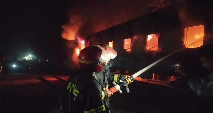 জামালপুরের সরিষাবাড়ীতে ট্রেনে আগুন