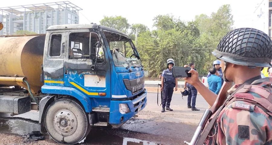 গাড়িতে অগ্নিসংযোগকারীদের ধরিয়ে দিলে ২০ হাজার টাকা পুরস্কার: ডিএমপি