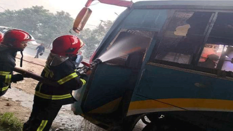 ঢাকা-গাজীপুরে ২ বাসে আগুন