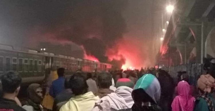 তেজগাঁও স্টেশনে মোহনগঞ্জ এক্সপ্রেস ট্রেনে আগুন, নিহত ৪