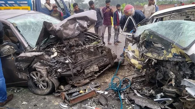 পূর্বাচলে চাকা ফেটে পাশের লেনের গাড়ির সঙ্গে সংঘর্ষ, নিহত ৩