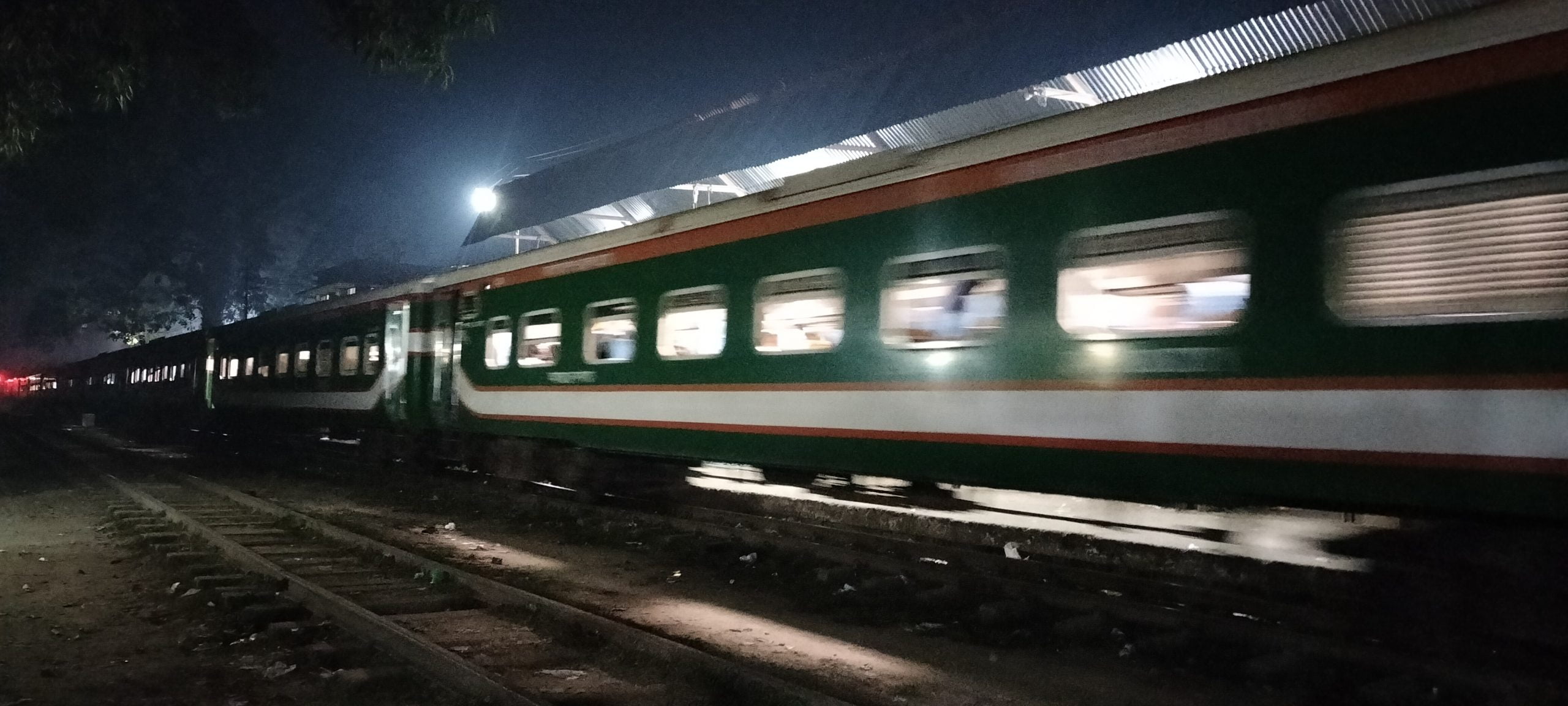 গৌরীপুরে বিজয় এক্সপ্রেস ট্রেনের বগি বিচ্ছিন্ন