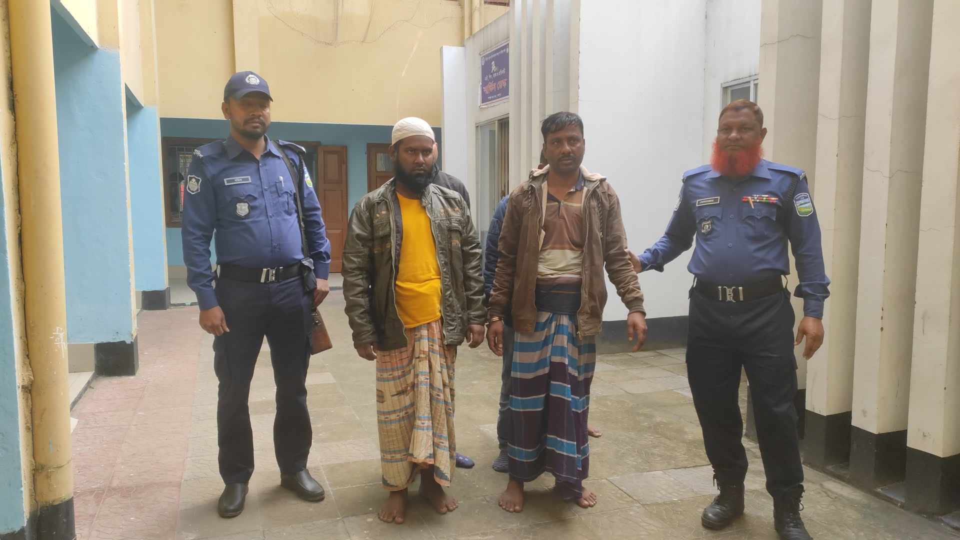 শেরপুরে ৩ ট্রাক ভারতীয় চোরাই চিনিসহ আটক ৫