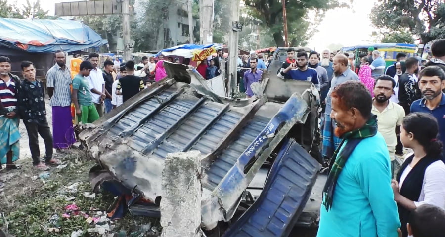 জামালপুরে পুলিশের পিকআপ ভ্যানে ট্রেনের ধাক্কা, পুলিশ কনস্টেবলের মৃত্যু