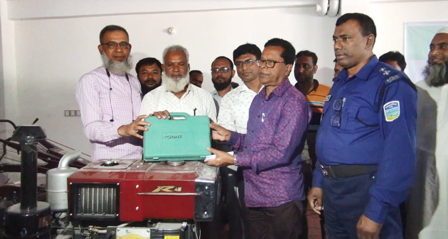 জামালপুরে প্রান্তিক কৃষকদের মাঝে বিনামূল্যে কৃষি যন্ত্রপাতি ও ভূট্টাবীজ বিতরণ