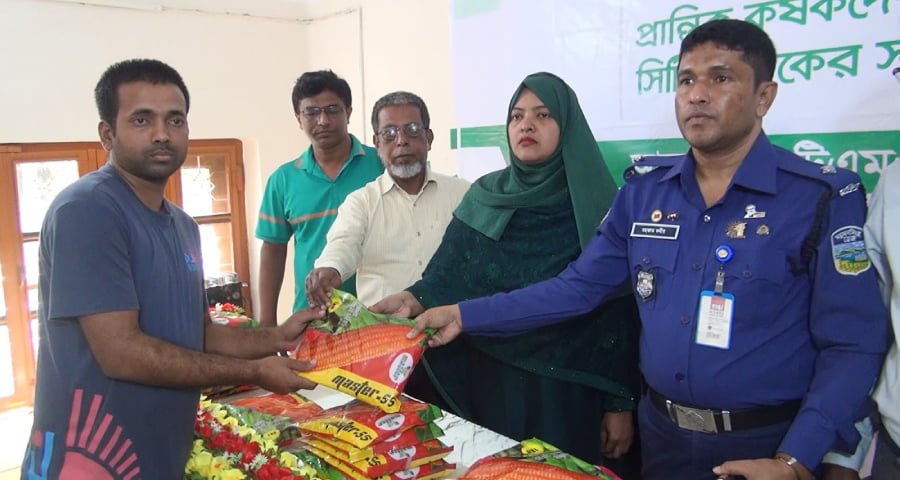 জামালপুরে প্রান্তিক কৃষকদের মাঝে বিনামূল্যে ভূট্টাবীজ বিতরণ