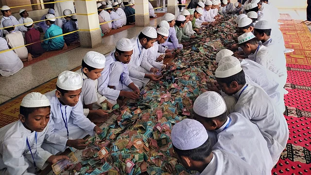 পাগলা মসজিদের সিন্দুক খুলে মিলল ২৩ বস্তা টাকা-স্বর্ণালংকার, চলছে গণনা