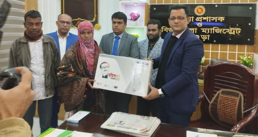 রিকশাচালকের এমএ পাস স্ত্রীকে চাকরি দিলেন প্রধানমন্ত্রী