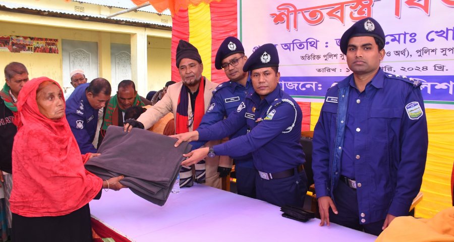 নালিতাবাড়ীতে বিধবাপল্লীর শহীদ জায়া ও বীরাঙ্গনাদের মাঝে শীতবস্ত্র বিতরণ