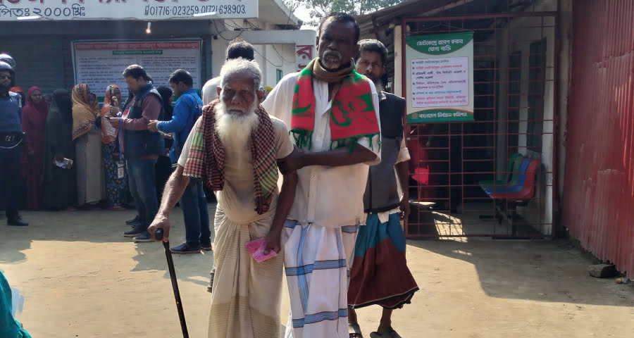 লাঠিতে ভর দিয়ে ভোটকেন্দ্রে ৮৭ বছরের রাজ্জাক