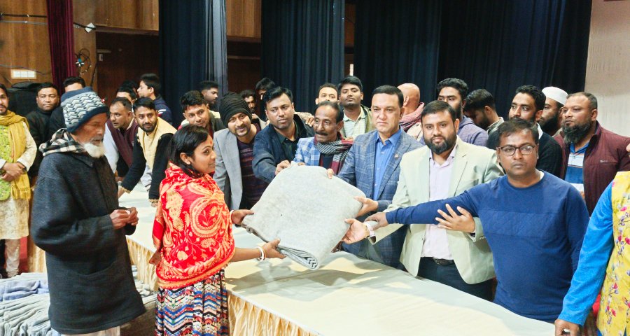 ময়মনসিংহে যুবলীগের কম্বল পেয়ে শীতার্তদের মুখে হাসি