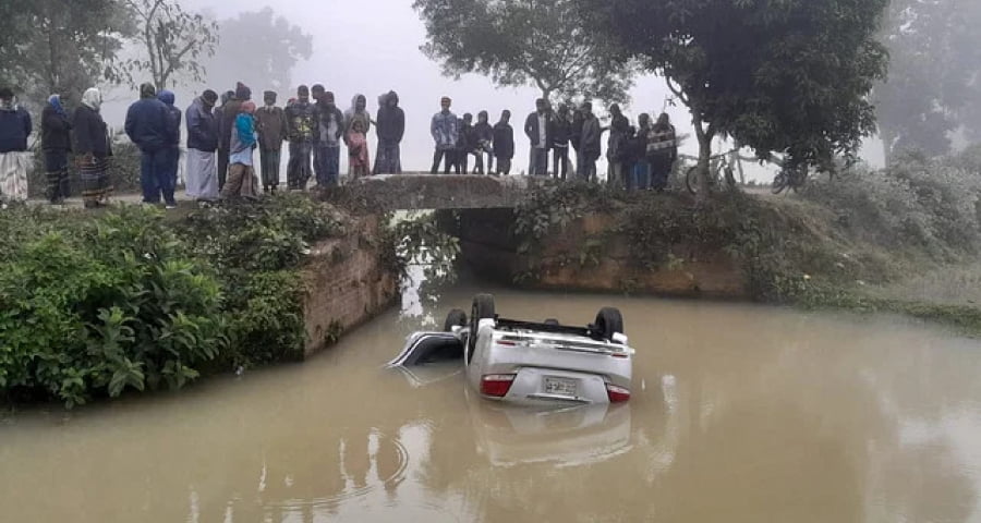 ৩ দিন আগে কেনা গাড়ি উল্টে খালে পড়ে মালিক নিহত, চালক হাসপাতালে