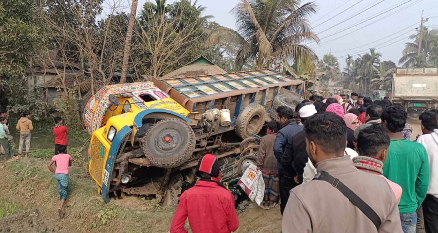 ময়মনসিংহে ট্রাকচাপায় মা-মেয়েসহ নিহত ৩
