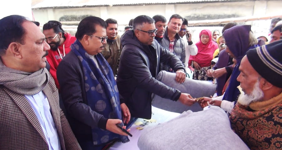 শীতার্তদের মাঝে শীতবস্ত্র বিতরণ করেন জামালপুর পৌরসভার মেয়র