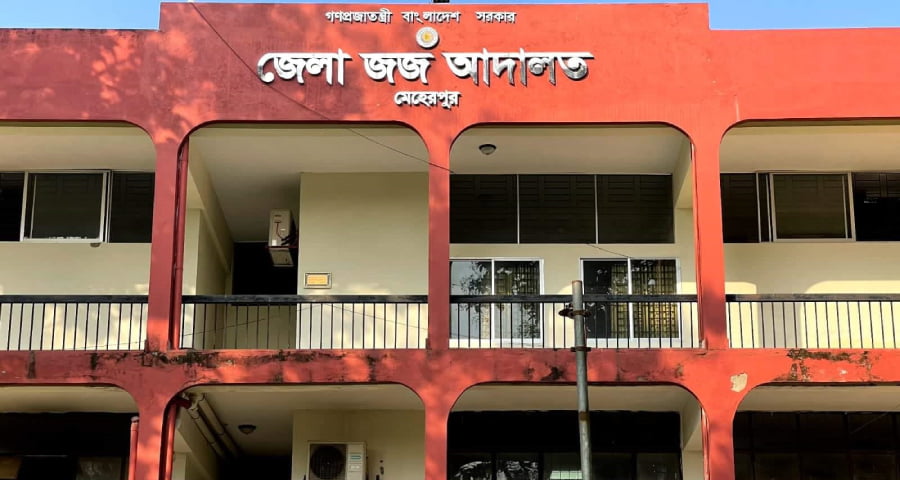 আদালত ভবন থেকে ধাক্কা দিয়ে স্ত্রীকে ফেলে দেয়ার সময় পড়ে গেলেন স্বামীও