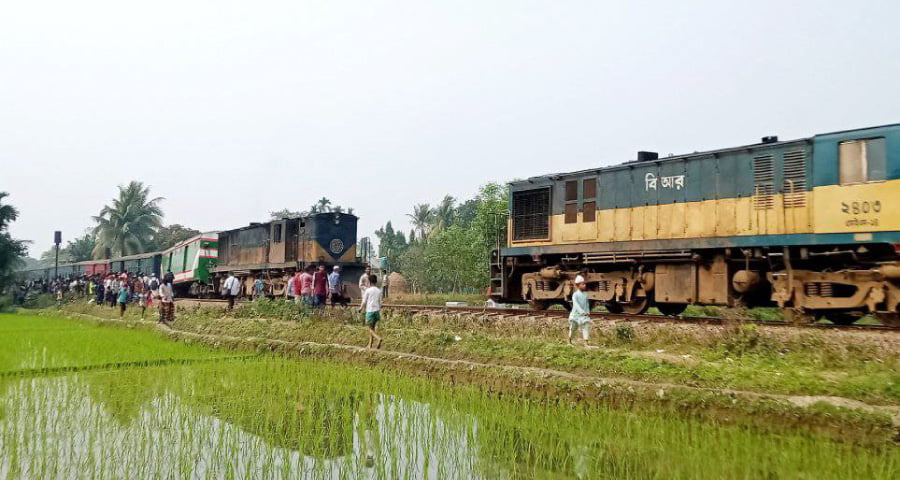 জামালপুরে ট্রেনের ইঞ্জিন ও তিনটি কোচ লাইনচ্যুত