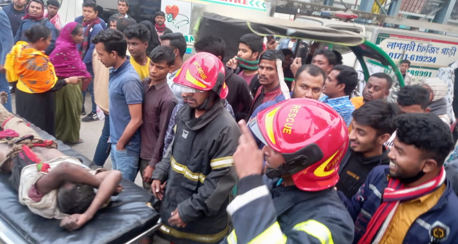 বিলবোর্ডের ওপর থেকে মানসিক ভারসাম্যহীনকে নামালো ফায়ার সার্ভিস