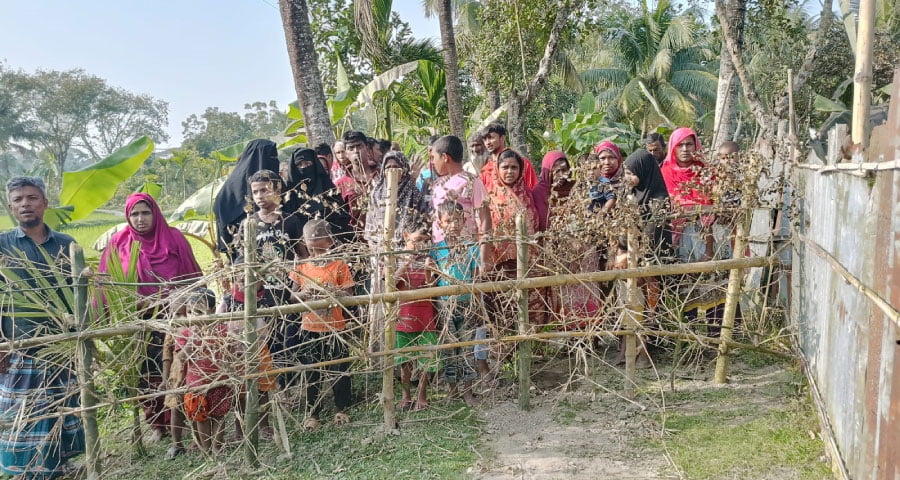 চলাচলের পথে বাঁশের বেড়ায় অবরুদ্ধ ২০ পরিবার, কেটে ফেলা হয় রাস্তা