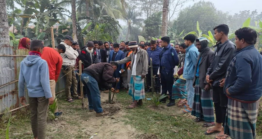 ঈশ্বরগঞ্জে ২০টি পরিবার ফিরে পেল দেড়শ বছরের পুরনো রাস্তা