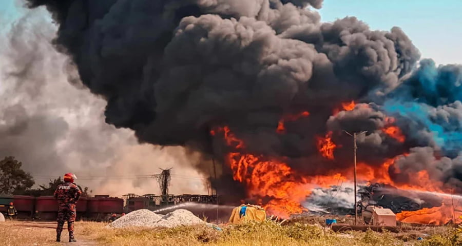 নারায়ণগঞ্জে বিআইডব্লিউটিএ গুদামে আগুন