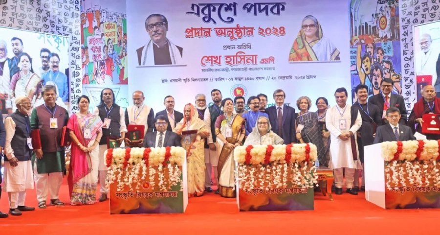 ২১ গুণীজনকে একুশে পদক দিলেন প্রধানমন্ত্রী