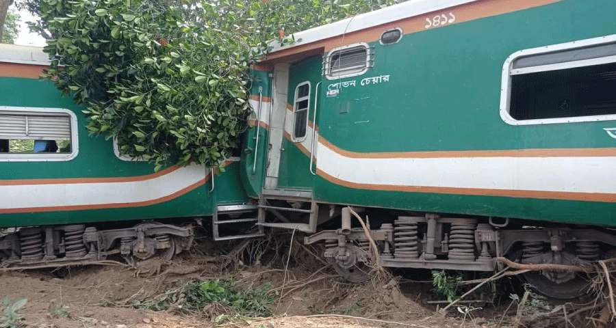 কুমিল্লায় বিজয় এক্সপ্রেসের ৪ কোচ লাইনচ্যুত